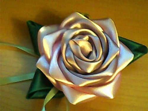 Канзаши: розы из атласных лент